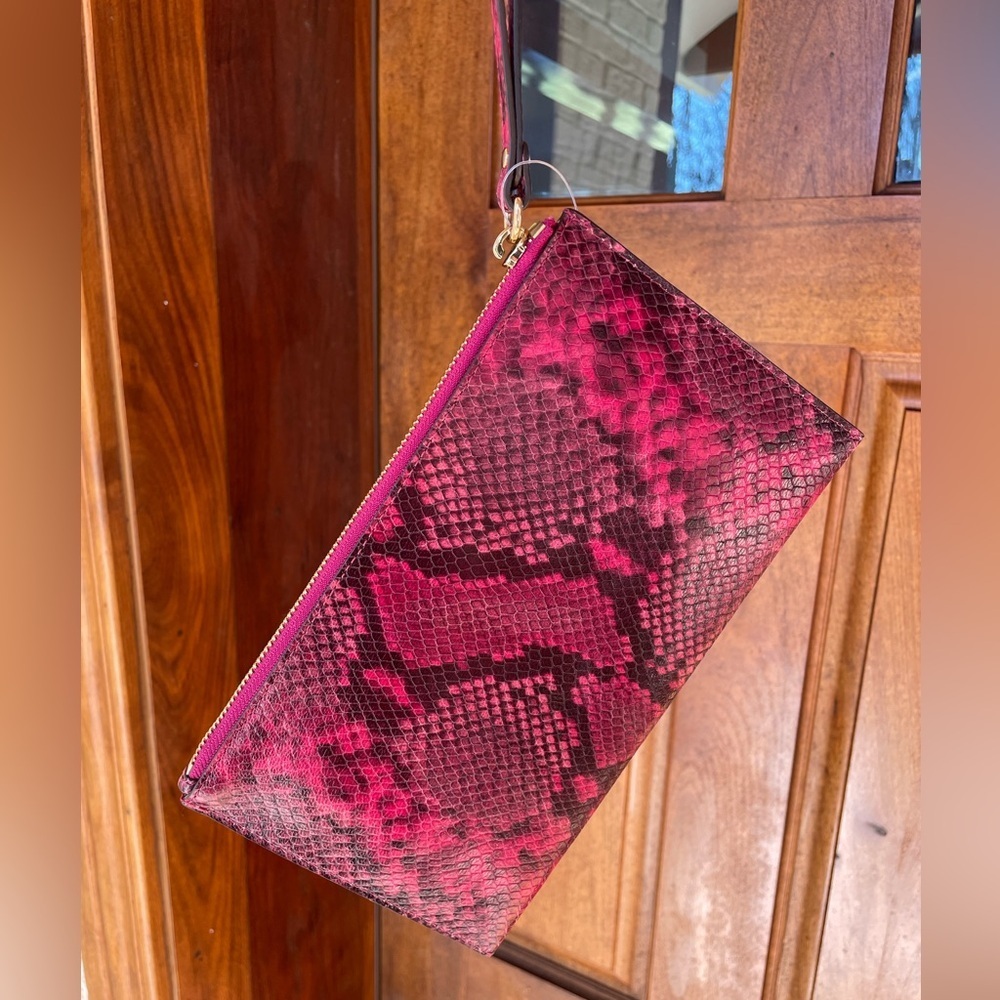 Michael Kors Jet Set Large Zip Clutch
Fuschia Snakeskin Embossed Leather
New - Picture 9 of 9